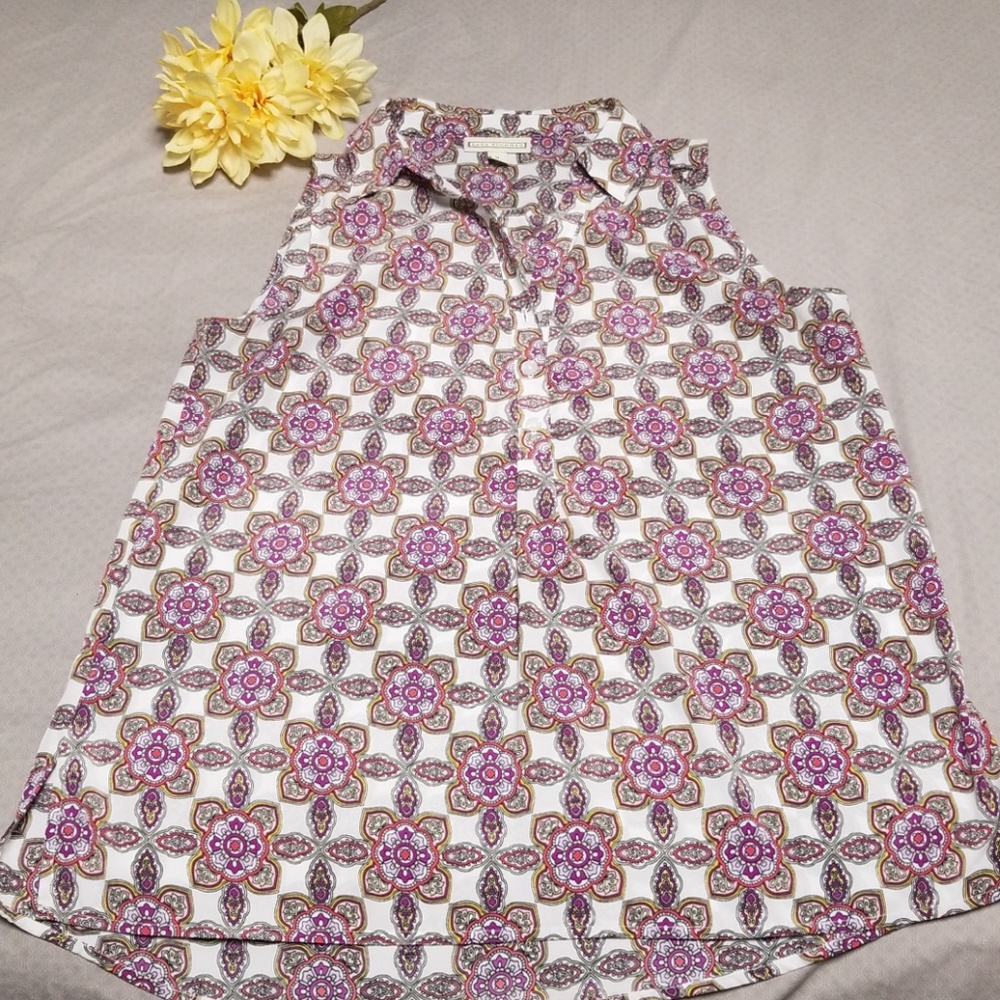 Like New sleeveless collared blouse